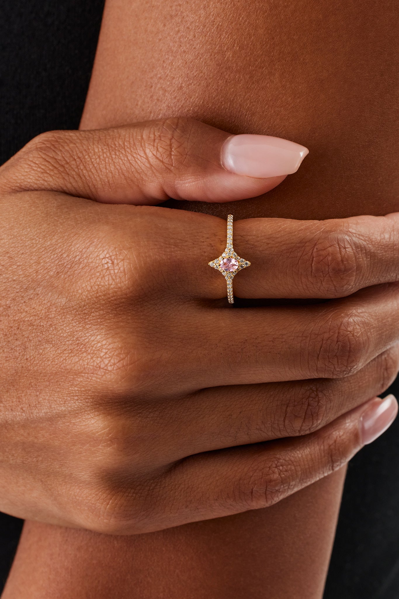 Ovaler, rosafarbener Zirkonia-Sternring mit Eisverzierung – 10 mm